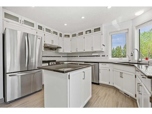 9 Strathdale Close Sw, Calgary, AB - Indoor Photo Showing Kitchen With Upgraded Kitchen