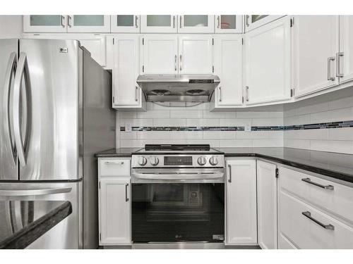 9 Strathdale Close Sw, Calgary, AB - Indoor Photo Showing Kitchen