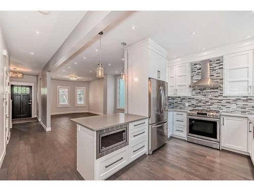 1612 Bowness Road Nw, Calgary, AB - Indoor Photo Showing Kitchen With Upgraded Kitchen