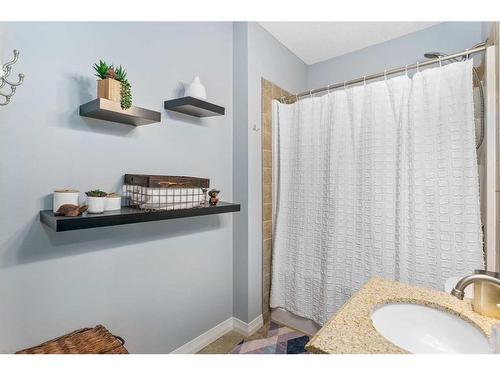 225 Auburn Glen Manor Se, Calgary, AB - Indoor Photo Showing Bathroom