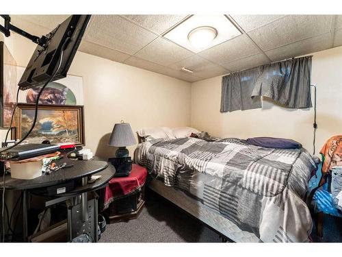 3411 Bowcliffe Crescent Nw, Calgary, AB - Indoor Photo Showing Bedroom