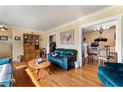 3411 Bowcliffe Crescent Nw, Calgary, AB - Indoor Photo Showing Living Room