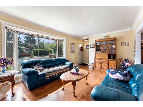 3411 Bowcliffe Crescent Nw, Calgary, AB - Indoor Photo Showing Living Room