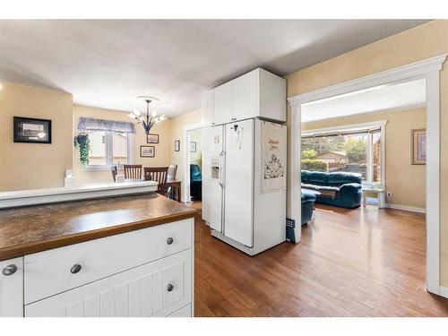 3411 Bowcliffe Crescent Nw, Calgary, AB - Indoor Photo Showing Kitchen