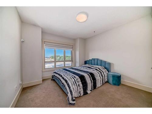 4 Rockcliff Point Nw, Calgary, AB - Indoor Photo Showing Bedroom