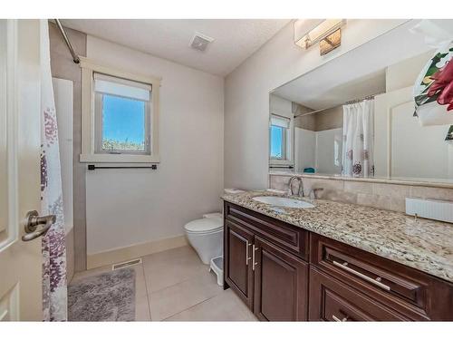 4 Rockcliff Point Nw, Calgary, AB - Indoor Photo Showing Bathroom