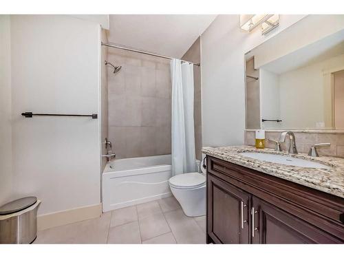 4 Rockcliff Point Nw, Calgary, AB - Indoor Photo Showing Bathroom