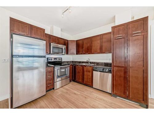 808-3830 Brentwood Road Nw, Calgary, AB - Indoor Photo Showing Kitchen