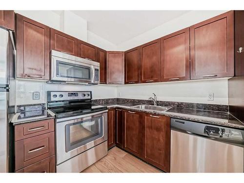 808-3830 Brentwood Road Nw, Calgary, AB - Indoor Photo Showing Kitchen