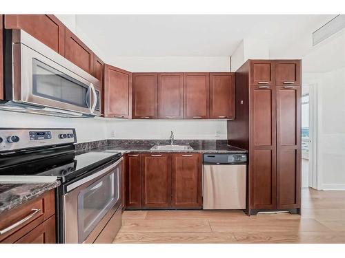 808-3830 Brentwood Road Nw, Calgary, AB - Indoor Photo Showing Kitchen