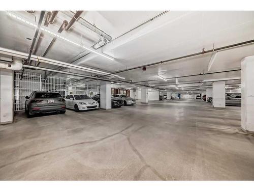 808-3830 Brentwood Road Nw, Calgary, AB - Indoor Photo Showing Garage