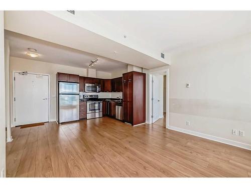 808-3830 Brentwood Road Nw, Calgary, AB - Indoor Photo Showing Kitchen