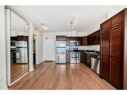 808-3830 Brentwood Road Nw, Calgary, AB - Indoor Photo Showing Kitchen