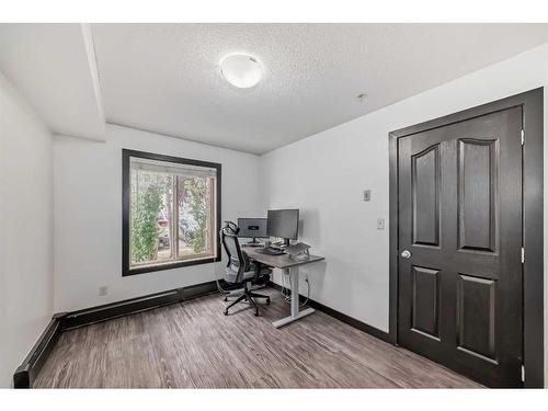 2111-403 Mackenzie Way Sw, Airdrie, AB - Indoor Photo Showing Office