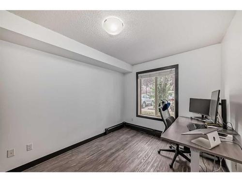 2111-403 Mackenzie Way Sw, Airdrie, AB - Indoor Photo Showing Office