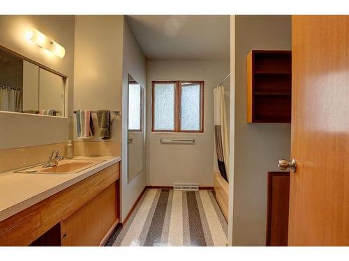 47 Cromwell Avenue Nw, Calgary, AB - Indoor Photo Showing Bathroom