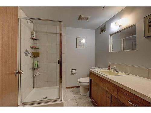 47 Cromwell Avenue Nw, Calgary, AB - Indoor Photo Showing Bathroom