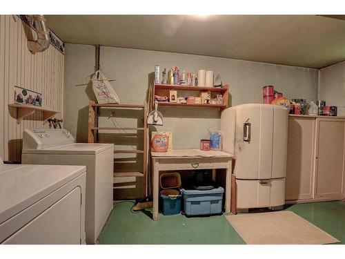 47 Cromwell Avenue Nw, Calgary, AB - Indoor Photo Showing Laundry Room
