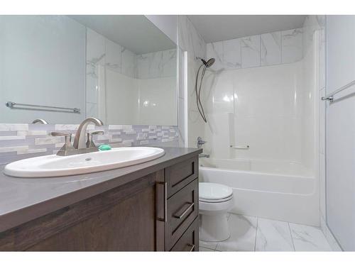 46 Bridleridge Green Sw, Calgary, AB - Indoor Photo Showing Bathroom