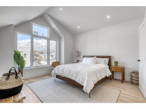 2 (Se)-833 6Th Street, Canmore, AB - Indoor Photo Showing Bedroom