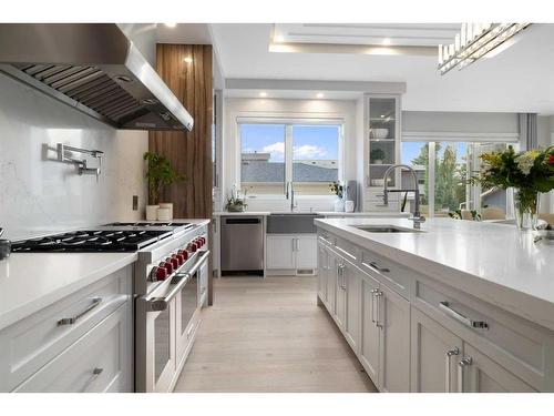 2543 11 Avenue Nw, Calgary, AB - Indoor Photo Showing Kitchen With Upgraded Kitchen