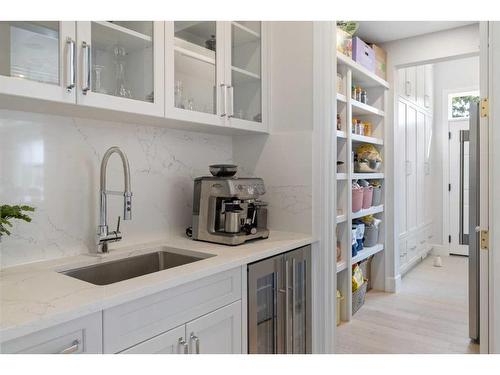 2543 11 Avenue Nw, Calgary, AB - Indoor Photo Showing Kitchen