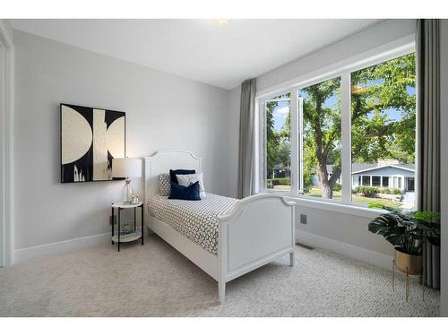 2543 11 Avenue Nw, Calgary, AB - Indoor Photo Showing Bedroom