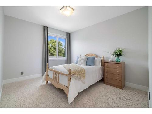 2543 11 Avenue Nw, Calgary, AB - Indoor Photo Showing Bedroom