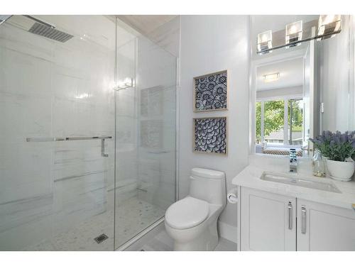 2543 11 Avenue Nw, Calgary, AB - Indoor Photo Showing Bathroom