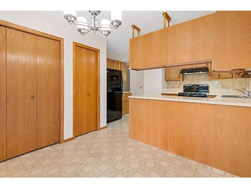 61 Sandarac Circle Nw, Calgary, AB - Indoor Photo Showing Kitchen