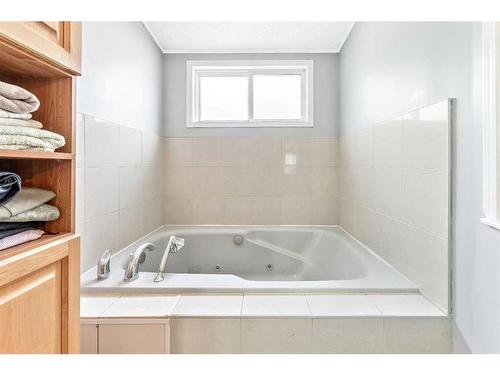 327 Erin Woods Green Se, Calgary, AB - Indoor Photo Showing Bathroom