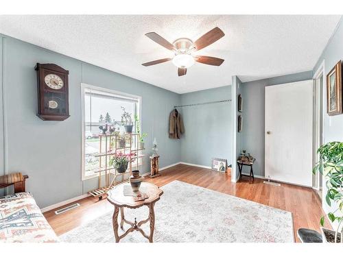 327 Erin Woods Green Se, Calgary, AB - Indoor Photo Showing Living Room