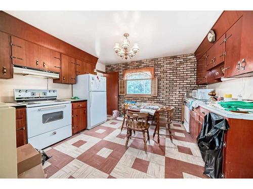 11 Beaupre Crescent Nw, Calgary, AB - Indoor Photo Showing Kitchen