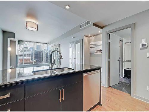 1706-888 4 Avenue Sw, Calgary, AB - Indoor Photo Showing Kitchen With Double Sink