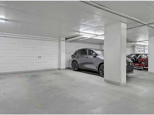 1706-888 4 Avenue Sw, Calgary, AB - Indoor Photo Showing Garage