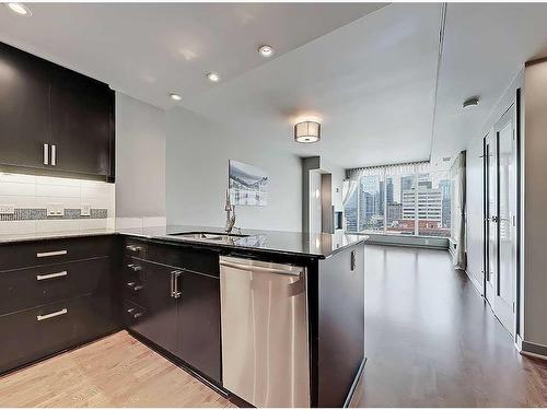 1706-888 4 Avenue Sw, Calgary, AB - Indoor Photo Showing Kitchen With Upgraded Kitchen