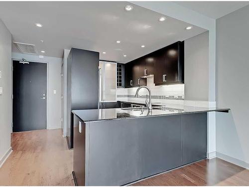 1706-888 4 Avenue Sw, Calgary, AB - Indoor Photo Showing Kitchen With Upgraded Kitchen