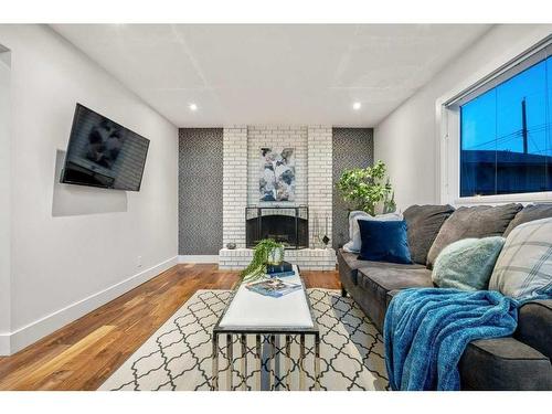 16 Lake Newell Green Se, Calgary, AB - Indoor Photo Showing Living Room