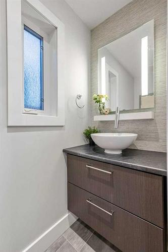 16 Lake Newell Green Se, Calgary, AB - Indoor Photo Showing Bathroom