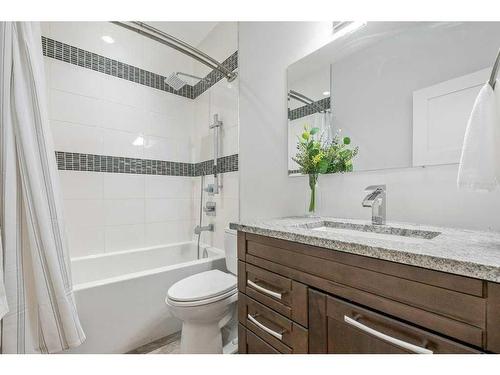 16 Lake Newell Green Se, Calgary, AB - Indoor Photo Showing Bathroom