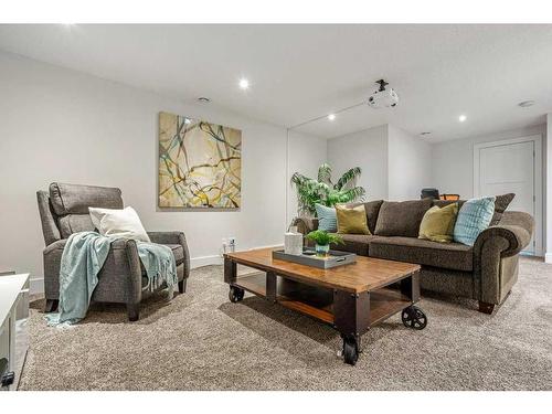 16 Lake Newell Green Se, Calgary, AB - Indoor Photo Showing Living Room