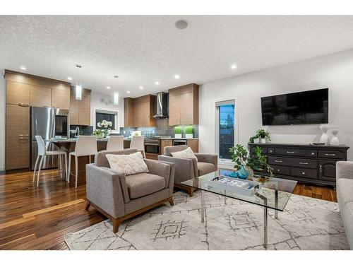 16 Lake Newell Green Se, Calgary, AB - Indoor Photo Showing Living Room