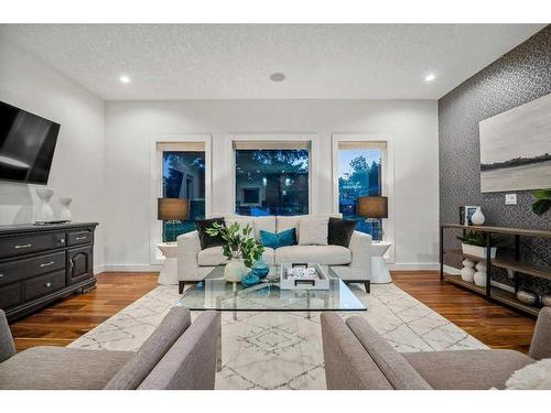 16 Lake Newell Green Se, Calgary, AB - Indoor Photo Showing Living Room