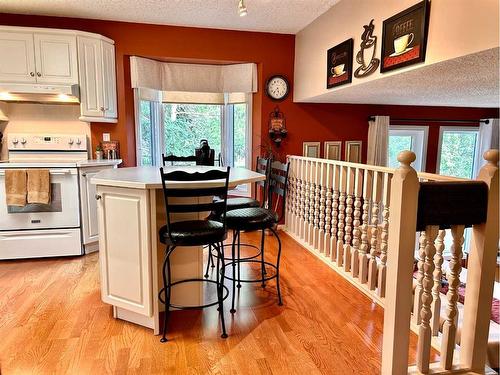 818 7 Avenue Ne, Three Hills, AB - Indoor Photo Showing Kitchen