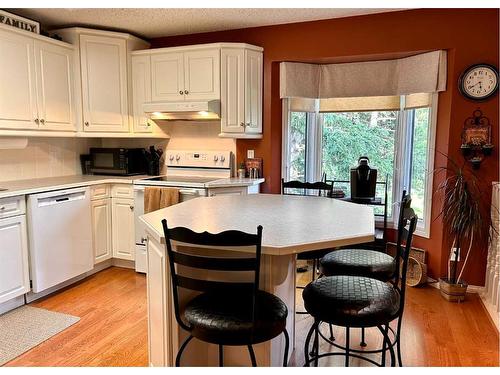 818 7 Avenue Ne, Three Hills, AB - Indoor Photo Showing Kitchen