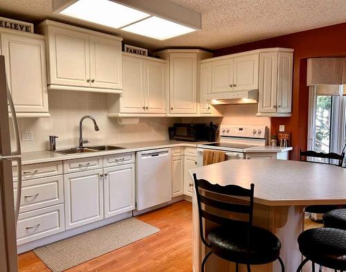 818 7 Avenue Ne, Three Hills, AB - Indoor Photo Showing Kitchen With Double Sink