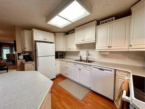 818 7 Avenue Ne, Three Hills, AB - Indoor Photo Showing Kitchen With Double Sink