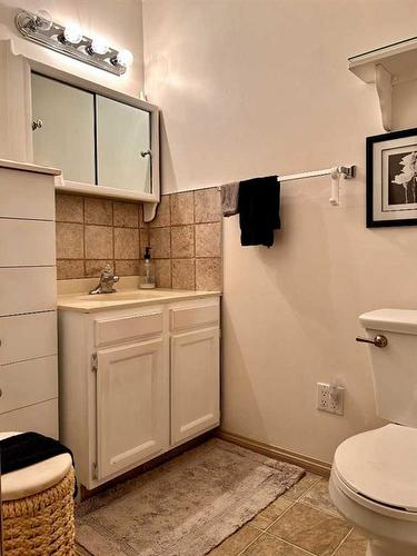 818 7 Avenue Ne, Three Hills, AB - Indoor Photo Showing Bathroom