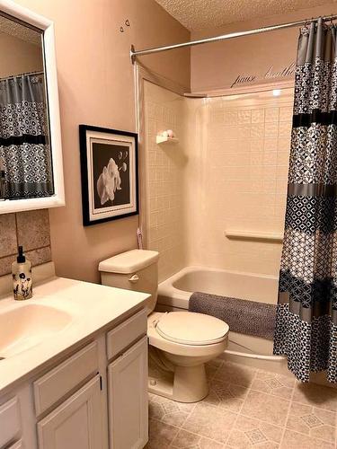 818 7 Avenue Ne, Three Hills, AB - Indoor Photo Showing Bathroom