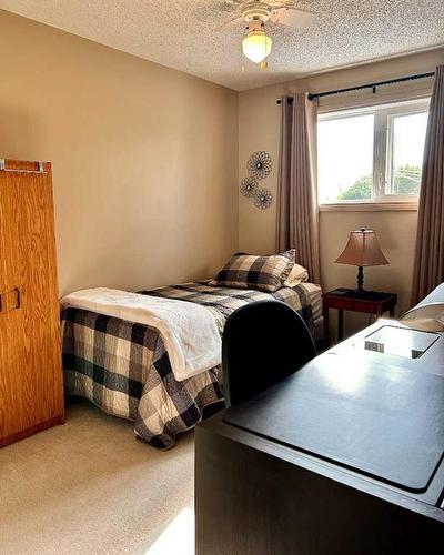 818 7 Avenue Ne, Three Hills, AB - Indoor Photo Showing Bedroom